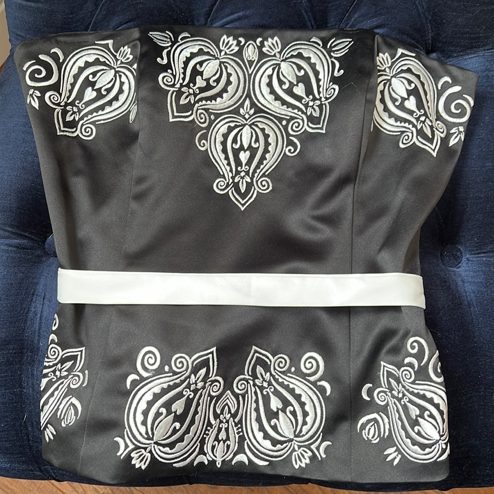 White house Black market Embroidery Satin Bodice.